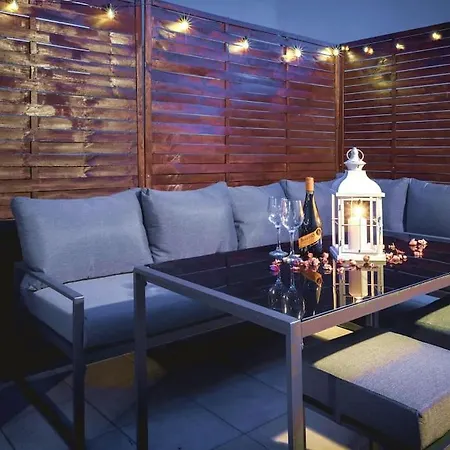 Family-friendly With 34m2 Terrace In City Center, Direct Line - Main Bus & Train Station 公寓 *