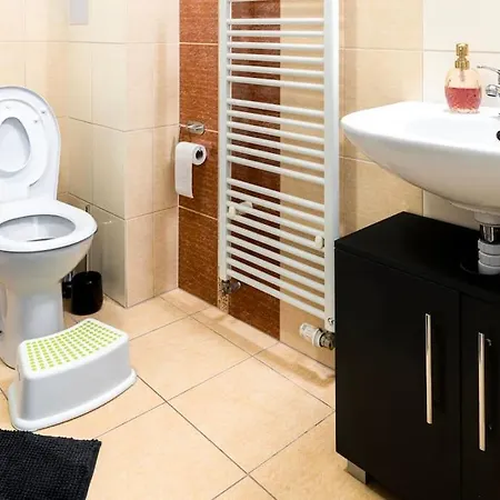 Family-friendly With 34m2 Terrace In City Center, Direct Line - Main Bus & Train Station 公寓 *